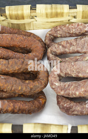 Salsicce e salami nel mercato di alimentazione, cibo e vendita Foto Stock