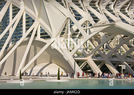 Spagna,Valencia,Science Center, l'Città delle arti e delle scienze',l'Europa,Catalogna,città,costruzione,museo,acciaio design lavoro,il museo della scienza,event center,centro espositivo,struttura,l'architettura,moderno,l'acqua,acqua cembalo,visitatore,passante,all'esterno, Foto Stock