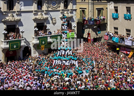 Spagna,Catalogna,Villafranca,Castellers festival,piramide umana,spettatore,l'Europa,luogo,village,evento,festival,festa,celebrazione,Castellers,folklore,tradizione,evento,persona,torre,acrobazie,talento,l'equilibrio,l'equilibrio,torre umana,pubblico,visitatore,folla di persone,facciate di case,square,panoramica, Foto Stock