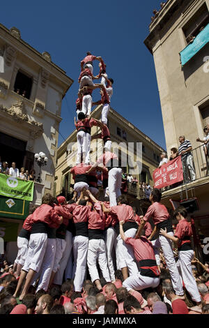 Spagna,Catalogna,Villafranca,Castellers festival,piramide umana,spettatore,l'Europa,luogo,village,evento,festival,festa,celebrazione,Castellers,folklore,tradizione,evento,persona,torre,acrobazie,talento,l'equilibrio,l'equilibrio,pubblico,visitatore,partecipante,facciate di case, Foto Stock