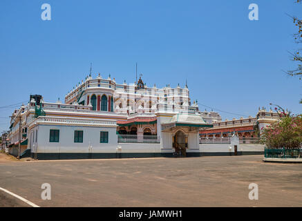 Facciata del palazzo Chettinad anche chiamato raja palace, villaggio di Karaikudi anche chiamato Kanadukathan, Stato del Tamil Nadu, Iindia Foto Stock