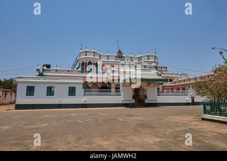 Facciata del palazzo Chettinad anche chiamato raja palace, villaggio di Karaikudi anche chiamato Kanadukathan, Stato del Tamil Nadu, Iindia Foto Stock