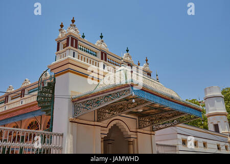 Facciata del palazzo Chettinad anche chiamato raja palace, villaggio di Karaikudi anche chiamato Kanadukathan, Stato del Tamil Nadu, Iindia Foto Stock