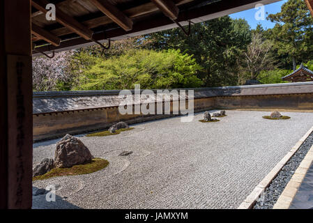 Karesansui, rastrellata giardino di roccia, il tempio di Ryoanji. Tipica giapponese giardino zen. Foto Stock