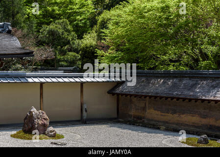 Karesansui, rastrellata giardino di roccia, il tempio di Ryoanji. Tipica giapponese giardino zen. Foto Stock