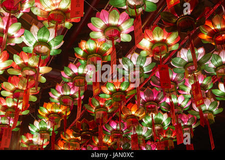 Lanterne nel centro storico di Pak Tai tempio (1863), Wan Chai, Isola di Hong Kong, Hong Kong, Cina Foto Stock