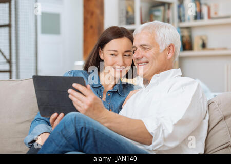 Coppia matura a casa websurfing con tablet Foto Stock