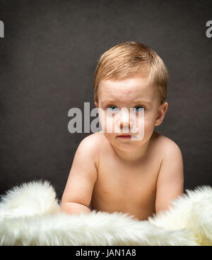 Carino biondo ragazzino isolato Foto Stock