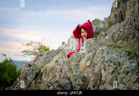 Bambina con Red Riding Hood costume nella natura Foto Stock