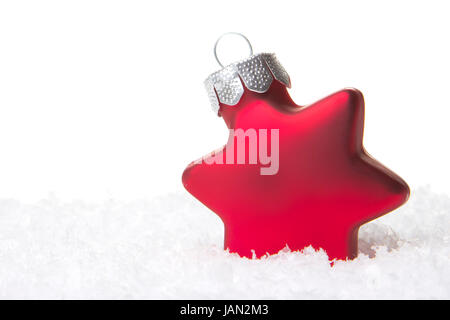 Rote Christbaumkugel als Weihnachtsstern auf Schnee Foto Stock