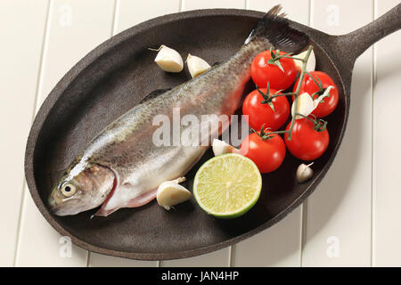 Trota fresca e verdure su ghisa pan Foto Stock