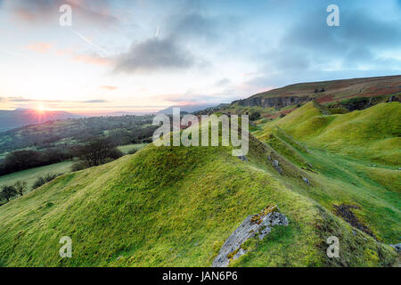 Alba sopra la scarpata Llangattock in Brecon Beacons in Galles Foto Stock