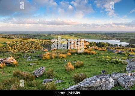 La vista sul lago Siblyback da Tregarrick Tor su Bodmin Moor in Cornovaglia Foto Stock