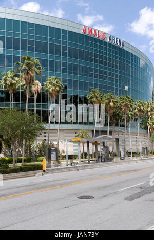 Il Amalie Arena sul vecchio Water Street Downtown Tampa Florida USA. Aprile 2017. Il HSBA fermata tram e della distanza del centro di storia Foto Stock