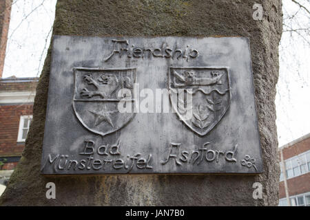 Placca di amicizia tra Bad Munstereifel e Ashford si trova a Ashford town center high street. Ashford, Kent Foto Stock