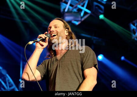 Gary Stringer con Reef banda a Isle of Wight Festival il 12 giugno 2016, Newport IOW Foto Stock