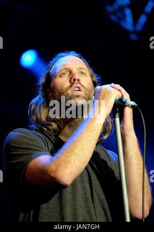 Gary Stringer con Reef banda a Isle of Wight Festival il 12 giugno 2016, Newport IOW Foto Stock