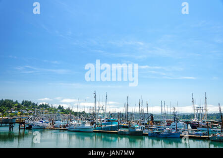 Barche in Yaquina Bay a Newport, Oregon Foto Stock