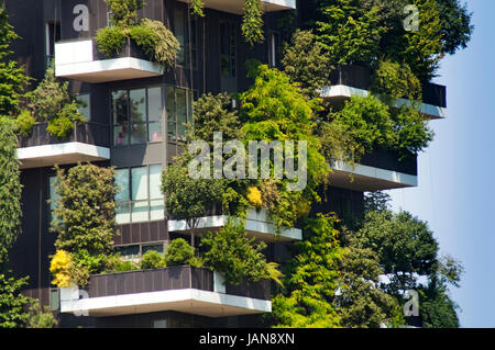 L'Italia, Lombardia, Milano, Bosco Verticale torri residenziali a 111 metri a 78 metri progettato Boeri Studio Progetto Porta Nuova Centro business Milano Foto Stock