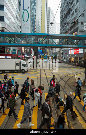 Pedoni, Hennessy Road, la Causeway Bay di Hong Kong Island, Hong Kong, Cina Foto Stock