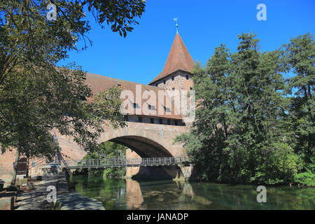 Norimberga, il Ponte della Catena, Kettensteg, un pedone il ponte della catena a Norimberga, Germania. Il ponte attraversa il fiume Pegnitz a pochi metri più a monte o Foto Stock