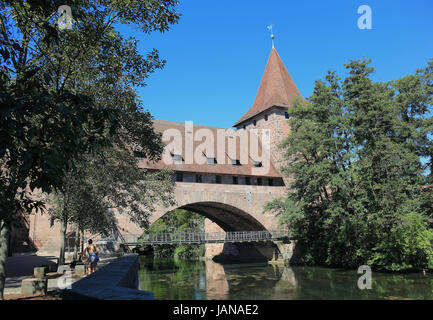 Norimberga, il Ponte della Catena, Kettensteg, un pedone il ponte della catena a Norimberga, Germania. Il ponte attraversa il fiume Pegnitz a pochi metri più a monte o Foto Stock