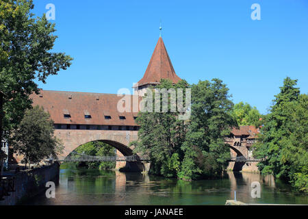 Norimberga, il Ponte della Catena, Kettensteg, un pedone il ponte della catena a Norimberga, Germania. Il ponte attraversa il fiume Pegnitz a pochi metri più a monte o Foto Stock