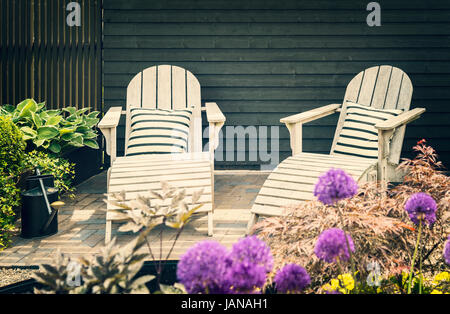 Salotto accogliente arredamento sul giardino panoramico terrazzo. Foto Stock