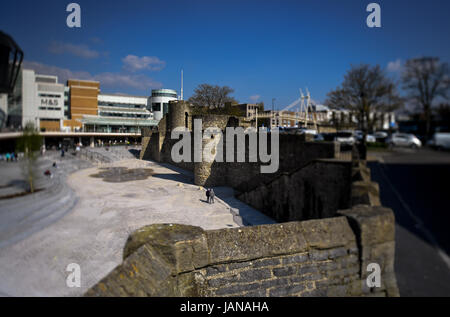 Southampton vecchie mura medievali cercando di Westquay shopping centre Foto Stock