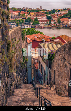 Porto, Portogallo: tradizionale strada stretta nella città vecchia Foto Stock