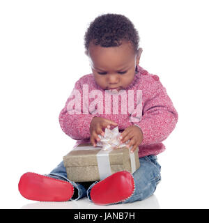 Adorable African American bambino che gioca con una confezione regalo isolato su uno sfondo bianco Foto Stock