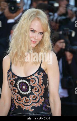 Nicole Kidman (abito da Armani Privé) in arrivo sul tappeto rosso per il settantesimo Cannes Film Festival di Maggio 23, 2017 foto Jacky Godard Foto Stock
