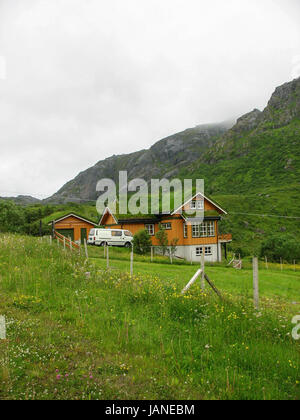 Legno casa bioclimatica nelle isole Lofoten (Norvegia) Foto Stock