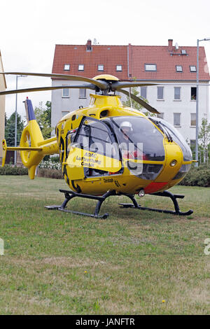 Ein Hubschrauber vom Typ Eurocopter EC 135 ( D - HLEU ) mit Oliver pilota Baier der Luftrettung ADAC GmbH während eines Notarzteinsatzes am 21.06.2011 in Leipzig Engelsdorf. *** Caption locale *** [Foto © STAR-MEDIA | Foto ist honorarpflichtig! Zzgl. gesetzl. MwSt. (7%) | auf Anfrage in höherer Qualität/Auflösung | Belegexemplar erbeten. | Adresse: STAR-MEDIA Bild- und Presseagentur, Michael Schöne, Wolfgang-Heinze-Strasse 4, 04416, Markkleeberg Deutschland | Tel: +49 341 3587618, fax: +49 341 3587617 | MOBIL: +49 172 3709001 | ONLINE: www.stella-media.de | Banca: Dresdner Bank AG Lipsia; KTO-NR. Foto Stock