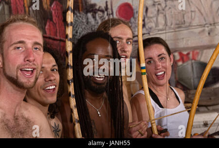 Gruppo di capoeira artisti marziali cantando insieme Foto Stock