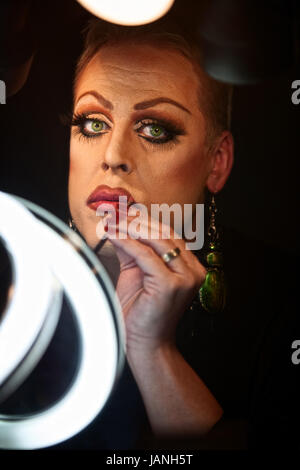 Caucasico gravi drag queen utilizzando il rossetto Foto Stock