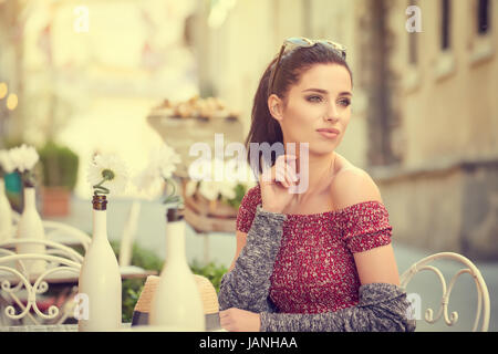 Giovane donna con prima colazione italiana con croissant e caffè presso la caffetteria sulla strada Foto Stock