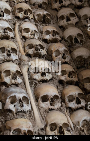 Capela dos Ossos o Cappella delle Ossa - è uno dei più noti monumenti di Evora, Portogallo. Si tratta di una piccola cappella interna situata accanto al entranc Foto Stock