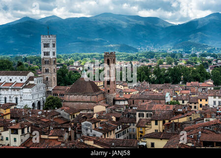 Vista sulla città italiana lucca con tipici tetti in terracotta Foto Stock