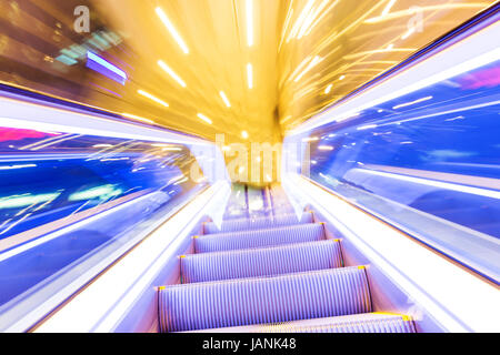 Il movimento di riduzione del corridoio escalator Foto Stock