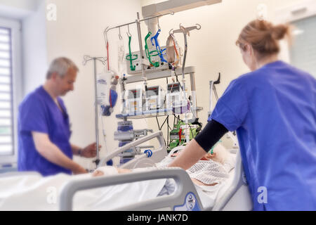 Infermiera con paziente sul intensiv unità di cura Foto Stock