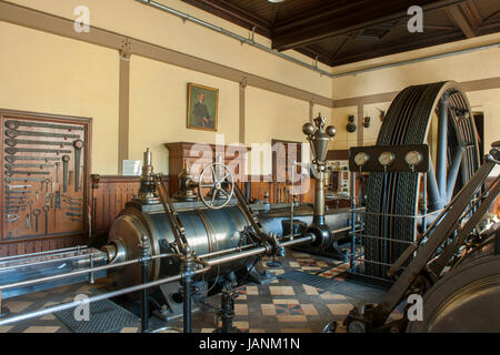 Deutschland, NRW, Oberbergischer Kreis, Radevormwald-Dahlerau, Wülfing-Museum, Turbinenraum mit der grössten Dampfmaschine Bergischen im Land Foto Stock