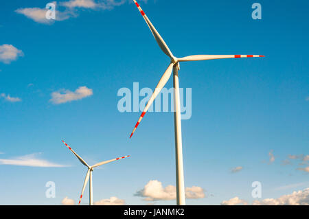 Una immagine di windturbine sulla giornata di sole Foto Stock