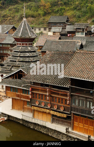 Cina, Zhaoxing - gorgeous Dong village è imballato whit tradizionali strutture in legno, più il vento e la pioggia di ponti e notevoli torri del tamburo, Guizho Foto Stock