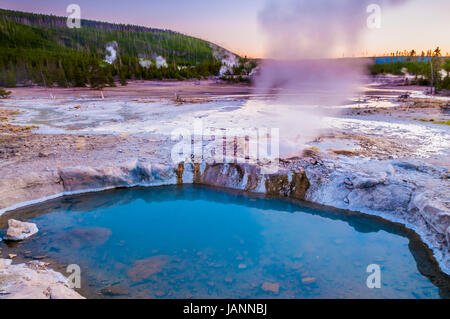 Norris Geyser Basin a destra dopo il tramonto Foto Stock