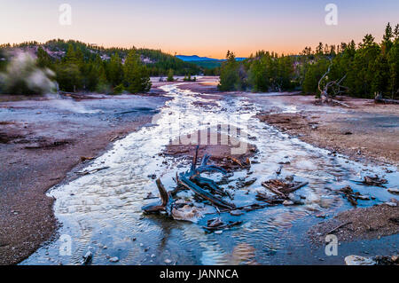 Norris Geyser Basin a destra dopo il tramonto Foto Stock