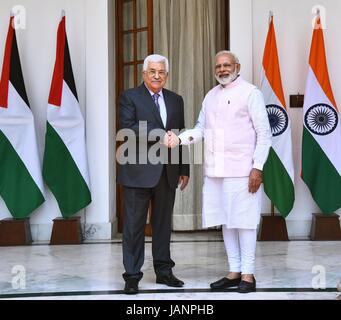 Primo Ministro indiano Narendra Modi soddisfa con Autorità Palestinese Presidente Mahmoud Abbas, sinistra, a Hyderabad House Maggio 16, 2017 a New Delhi, India. Foto Stock