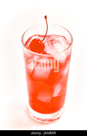 Rosso isolato cocktail nel bicchiere con ghiaccio e un ciliegie al maraschino Foto Stock