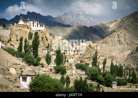 Vista drammatico di Buddista Tibetana il monastero di Lamayuru village con fango edifici in mattoni sovrastato dal monte Himalayano paesaggio in Ladakh, India Foto Stock