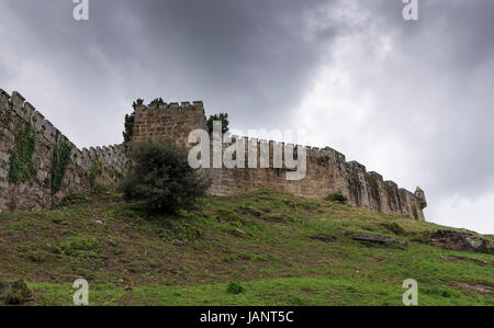 Mura della fortezza di Monterreal, in Baiona, Galizia, Spagna. Mura di cinta precinted fu costruito tra il 11° e 17° secolo. Foto Stock